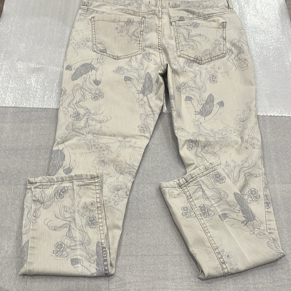 Free People White/Gray Floral/Feather Prints High Rise straight Leg Jean